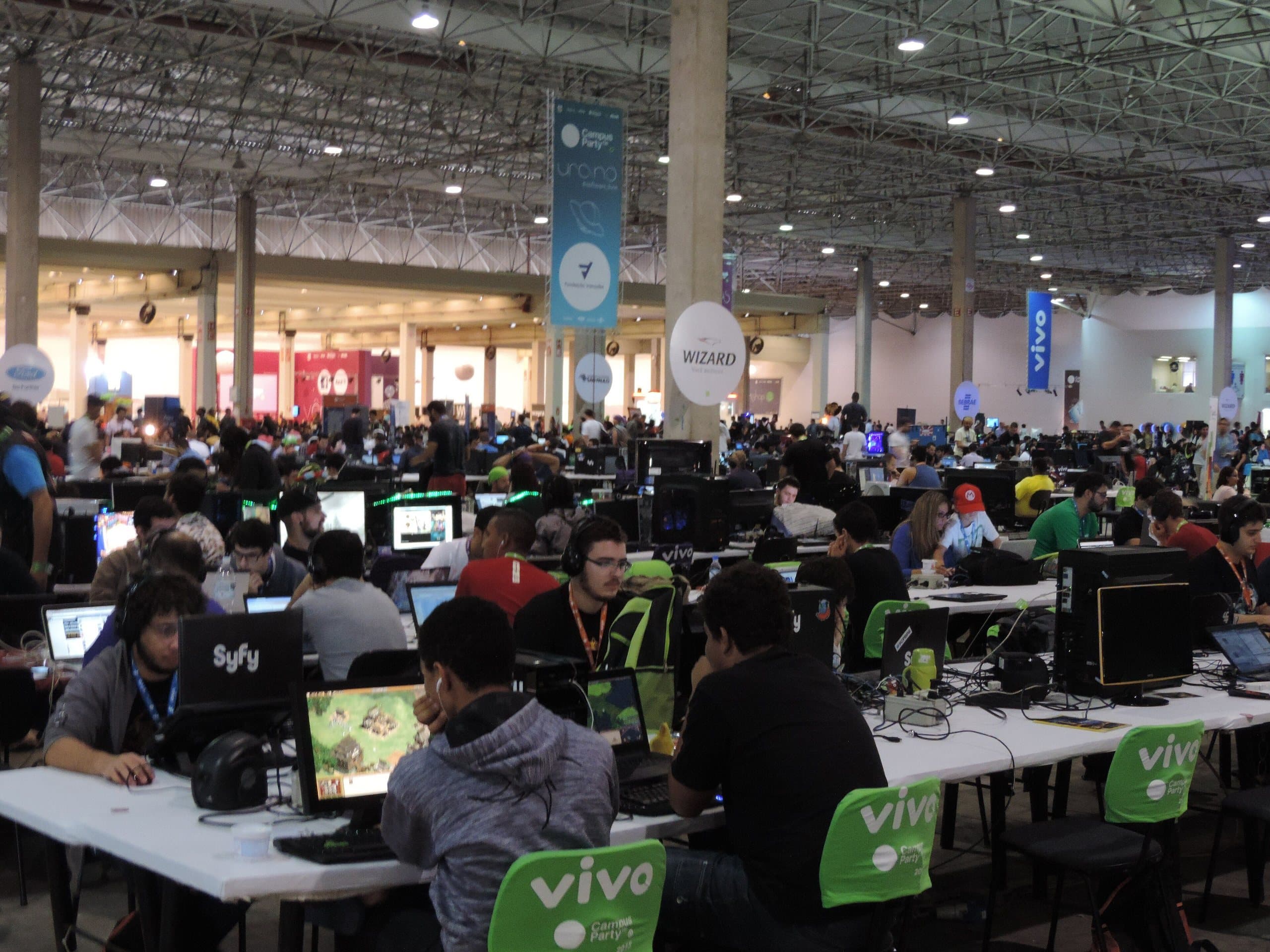 Arena de evento de tecnologia com centenas de participantes