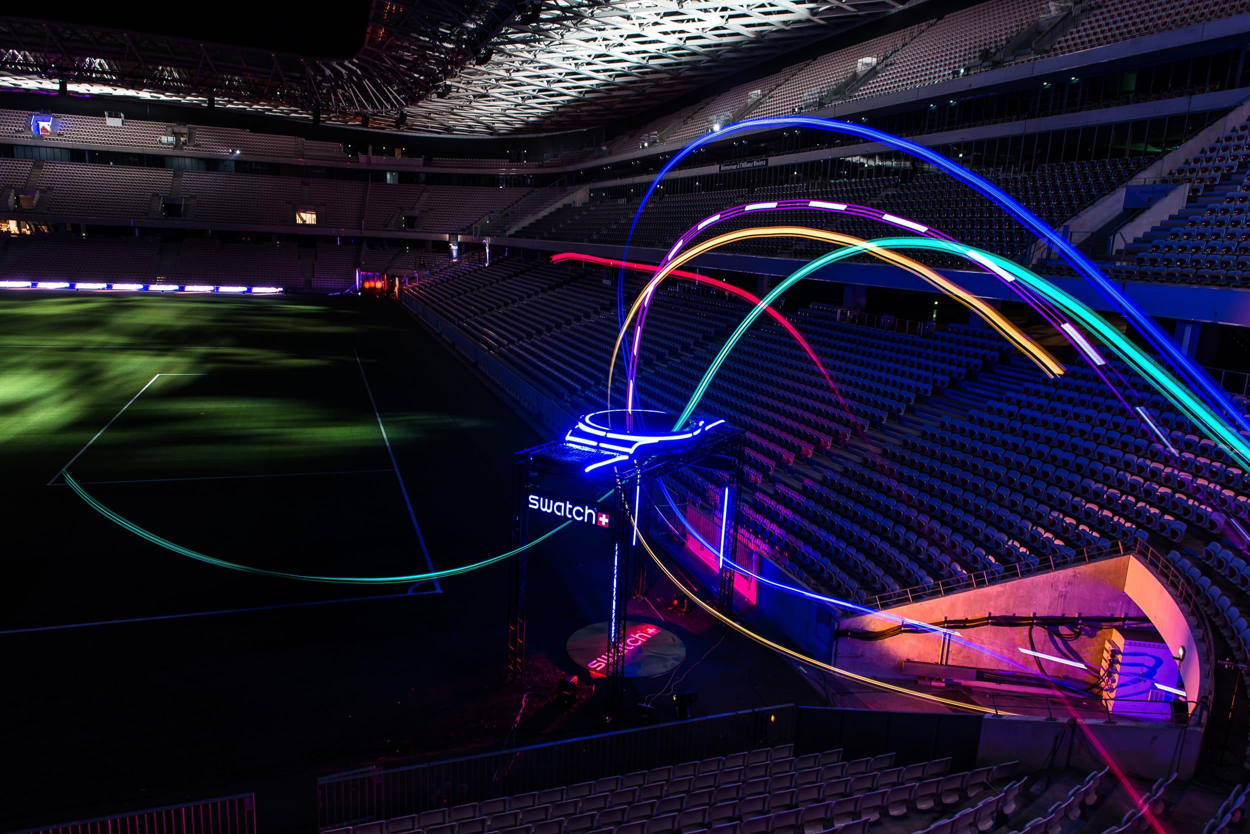 Drones deixando rastros de luz em corrida indoor