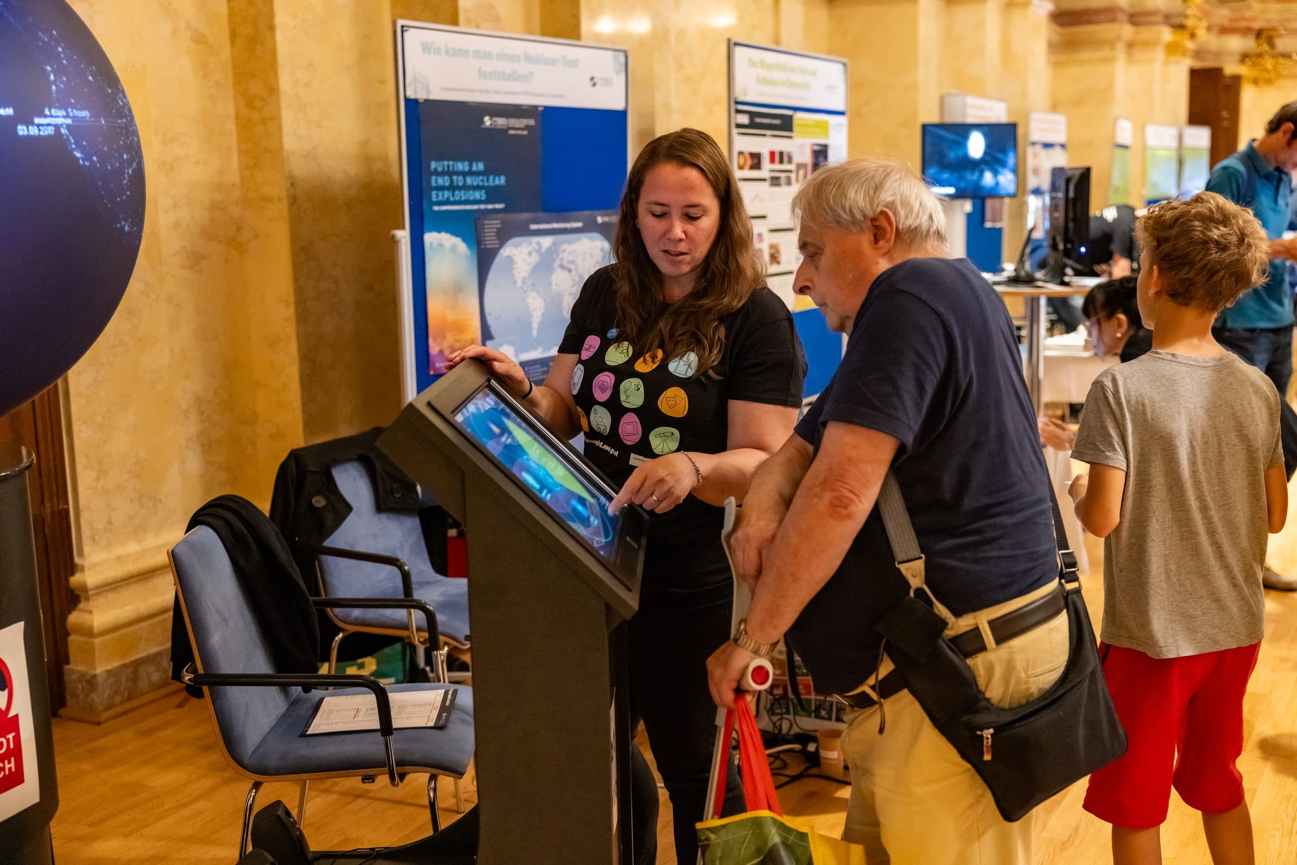 Visitantes explorando estandes em feira de ciência