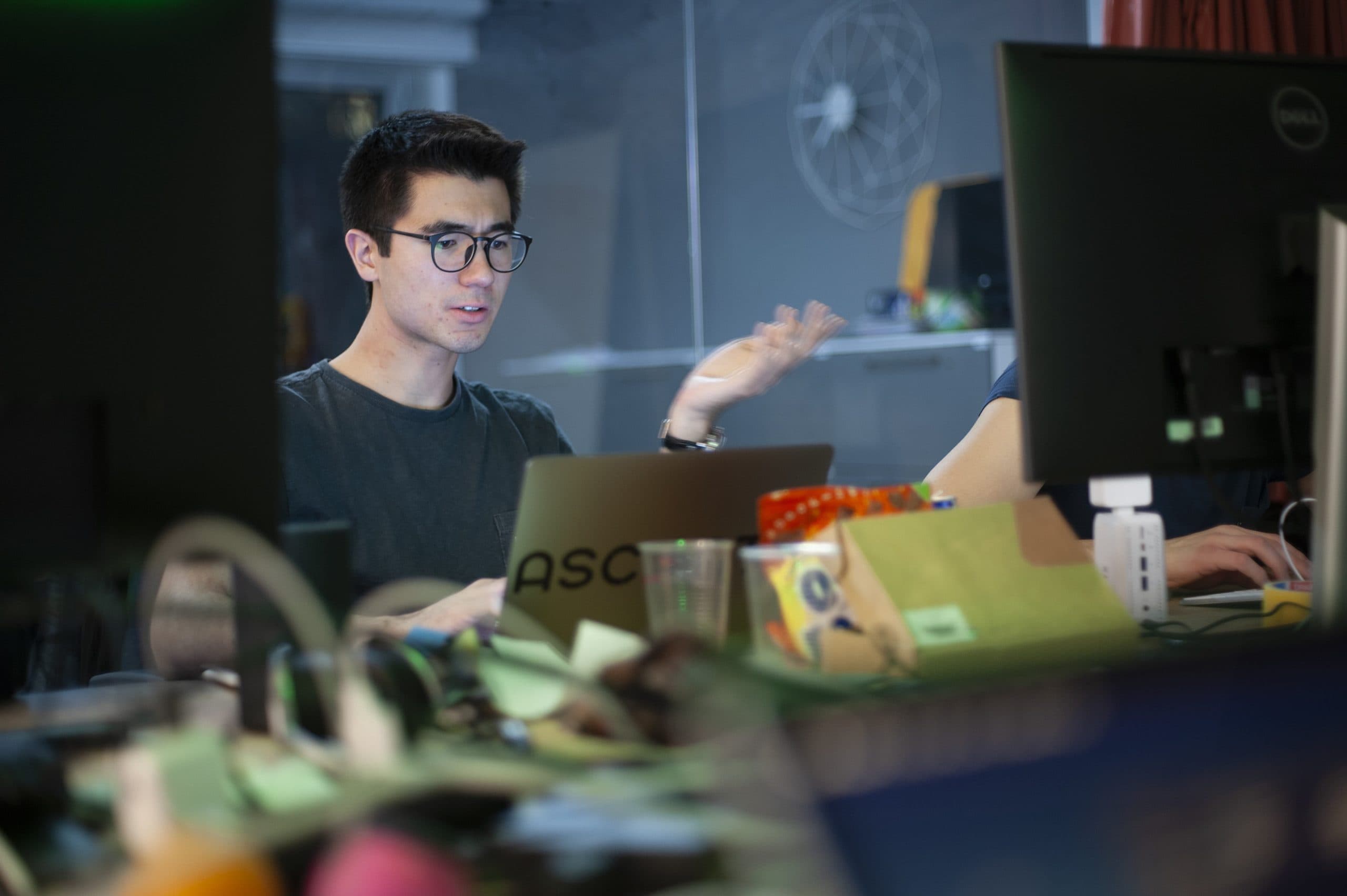 Jovem programando durante hackathon