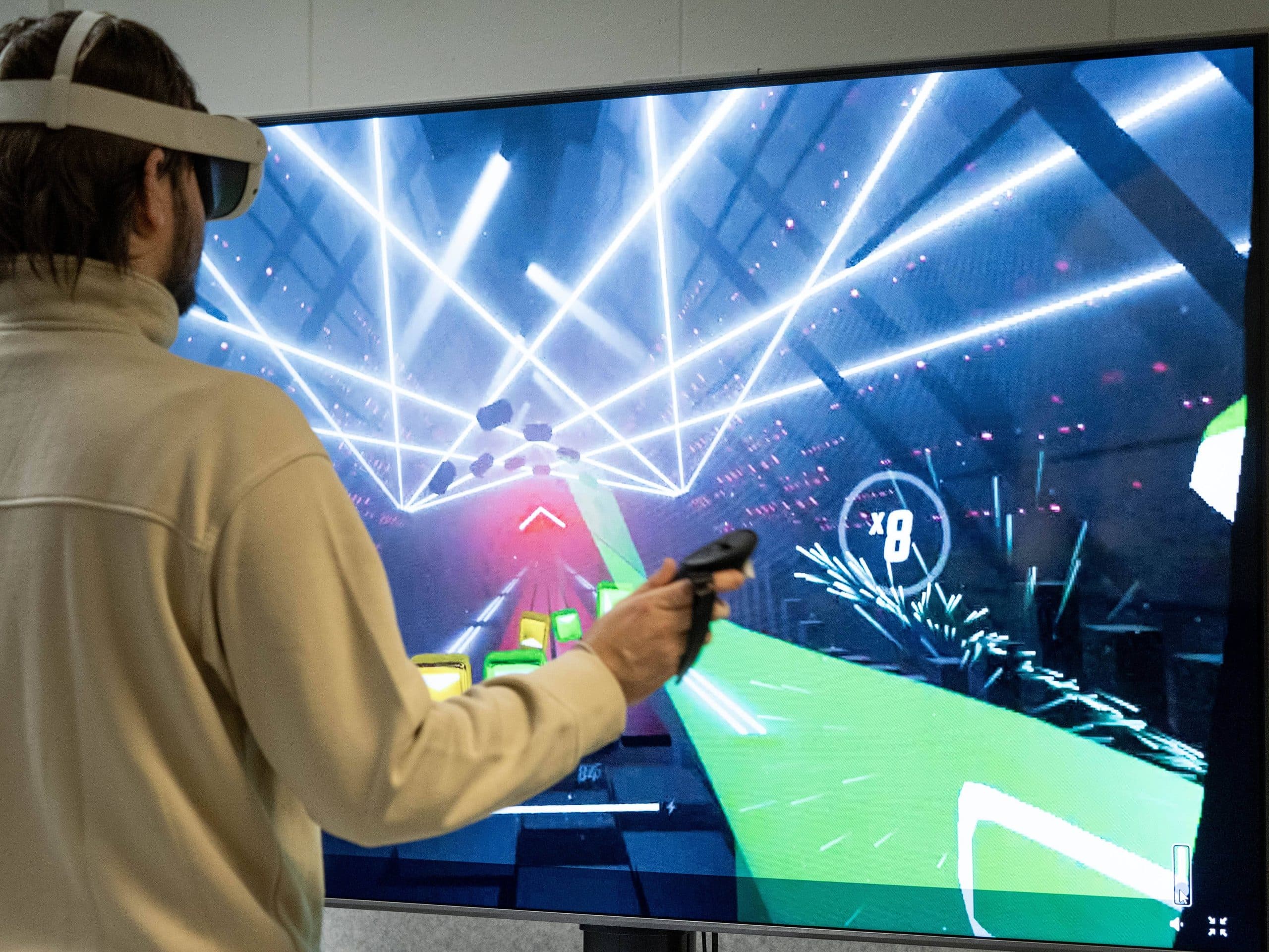 Pessoa jogando em realidade virtual com luzes coloridas